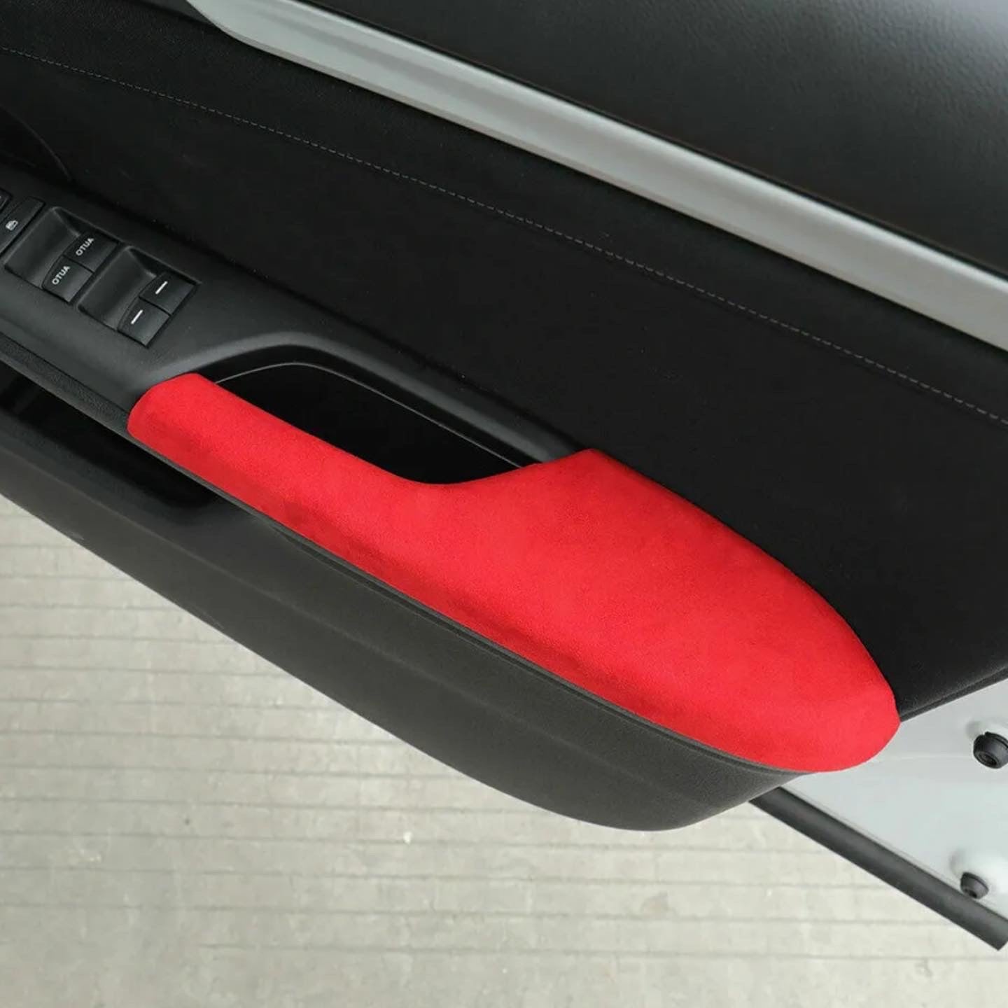 Red Alcantara arm rests